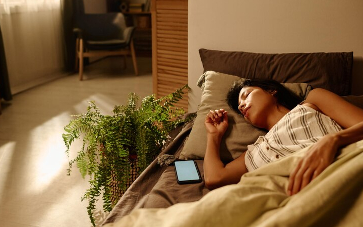 ilustrasi seseorang yang selalu membuat mode ponselnya silent/ Sumber foto: Freepik - Image
