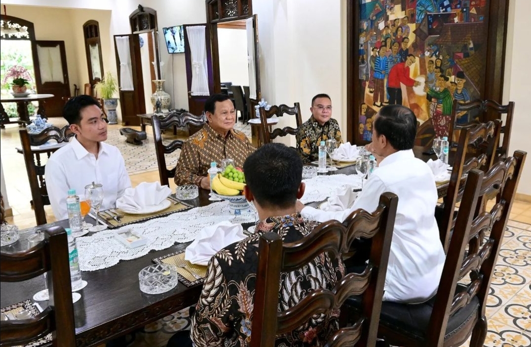 Menteri Pertahanan (Menhan) sekaligus Presiden RI terpilih Prabowo Subianto menemui Presiden Joko Widodo (Jokowi) di kediamannya di Sumber, Solo, Jawa Tengah, pada Minggu (13/10). (Instagram Jokowi) - Image