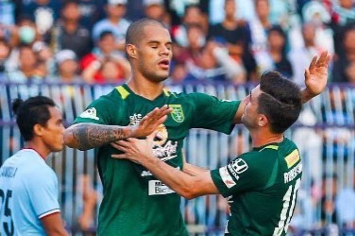 Selebrasi ikonik David da Silva yang sempat dituduh rabun senja sebelum bergabung ke Persebaya Surabaya. (Instagram/@davidasilva14) - Image