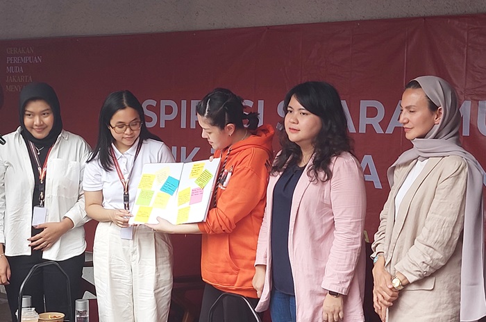 Putri bungsu Pramono Hanifa Fadhila Pramana (tiga dari kiri) menyerahkan buku aspirasi Gemala kepada Ketua Bidang Pemuda Tim Pemenangan Pramono Anung-Rano Karno Tina Toon (keempat dari kiri). - Image
