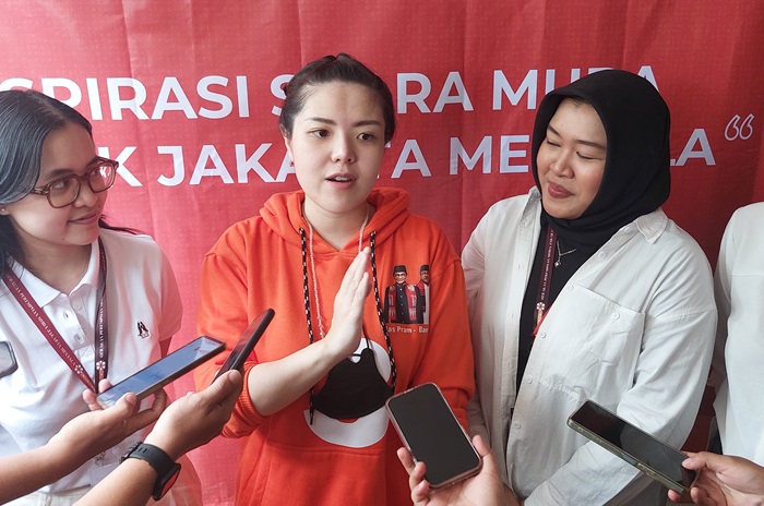 Wakil Ketua Komisi E DPRD DKI Agustina Hermanto alias Tina Toon memberikan keterangan usai menghadiri diskusi publik di Tebet, Jakarta Selatan, Minggu (13/10). (istimewa) - Image