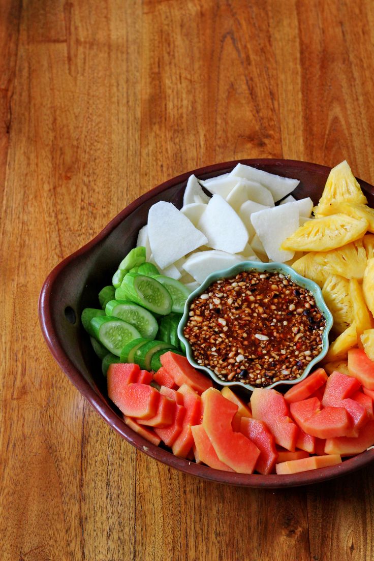 Ilustrasi rujak manis buah segar. (Pinterest/Inne Hadiati) - Image