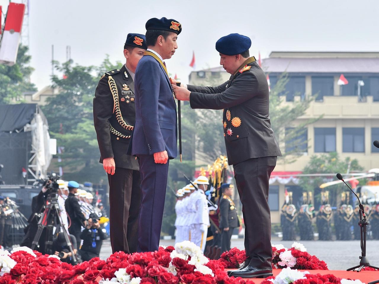 Kapolri Jenderal Listyo Sigit Prabowo mendapat anugerah dari Presiden Joko Widodo (Jokowi) berupa medali kehormatan keamanan dan keselamatan publik Loka Praja Samrakshana. (Div Humas Polri) - Image