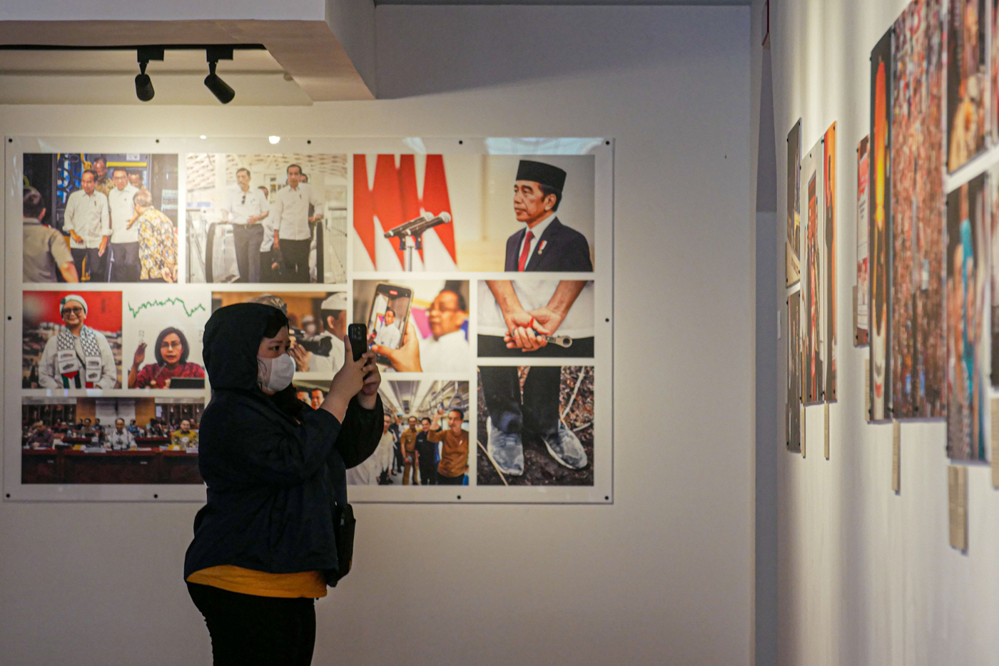 Pengunjung melihat karya foto pada pameran dan peluncuran buku Legasi Jokowi 2014-2024 di Antara Heritage Center, Jakarta, Sabtu (12/10/2024). (Hanung Hambara/Jawa Pos) - Image