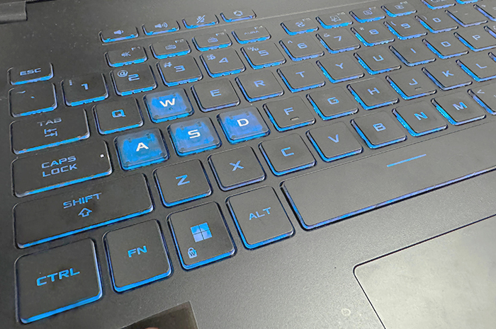 Desain kokoh ASUS TUF A15 dengan sertifikasi militer dan keyboard RGB yang cocok untuk gaming intens. (Dhimas Ginanjar/JawaPos.com)