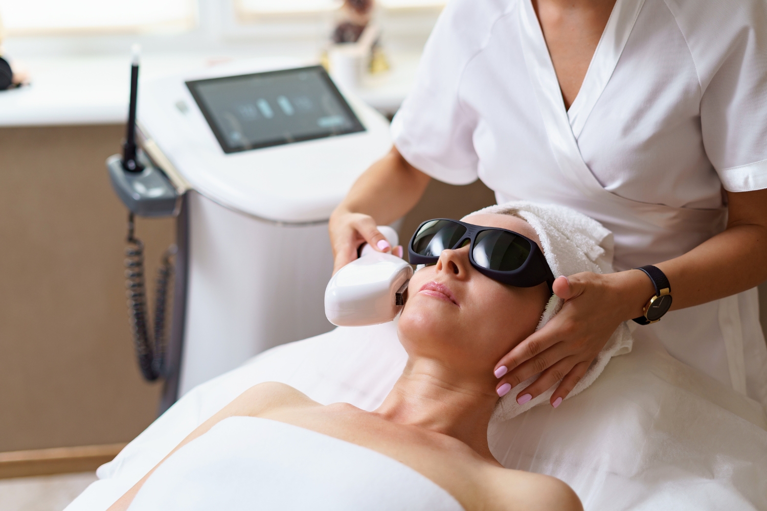 Ilustrasi perempuan sedang menjalani perawatan menggunakan laser (Freepik) - Image