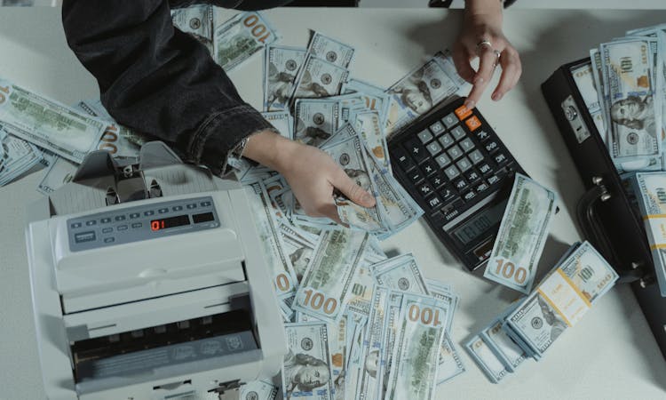 Shio dengan rezeki nomplok dan kaya raya. (pexels/tima miroshnichenko) - Image