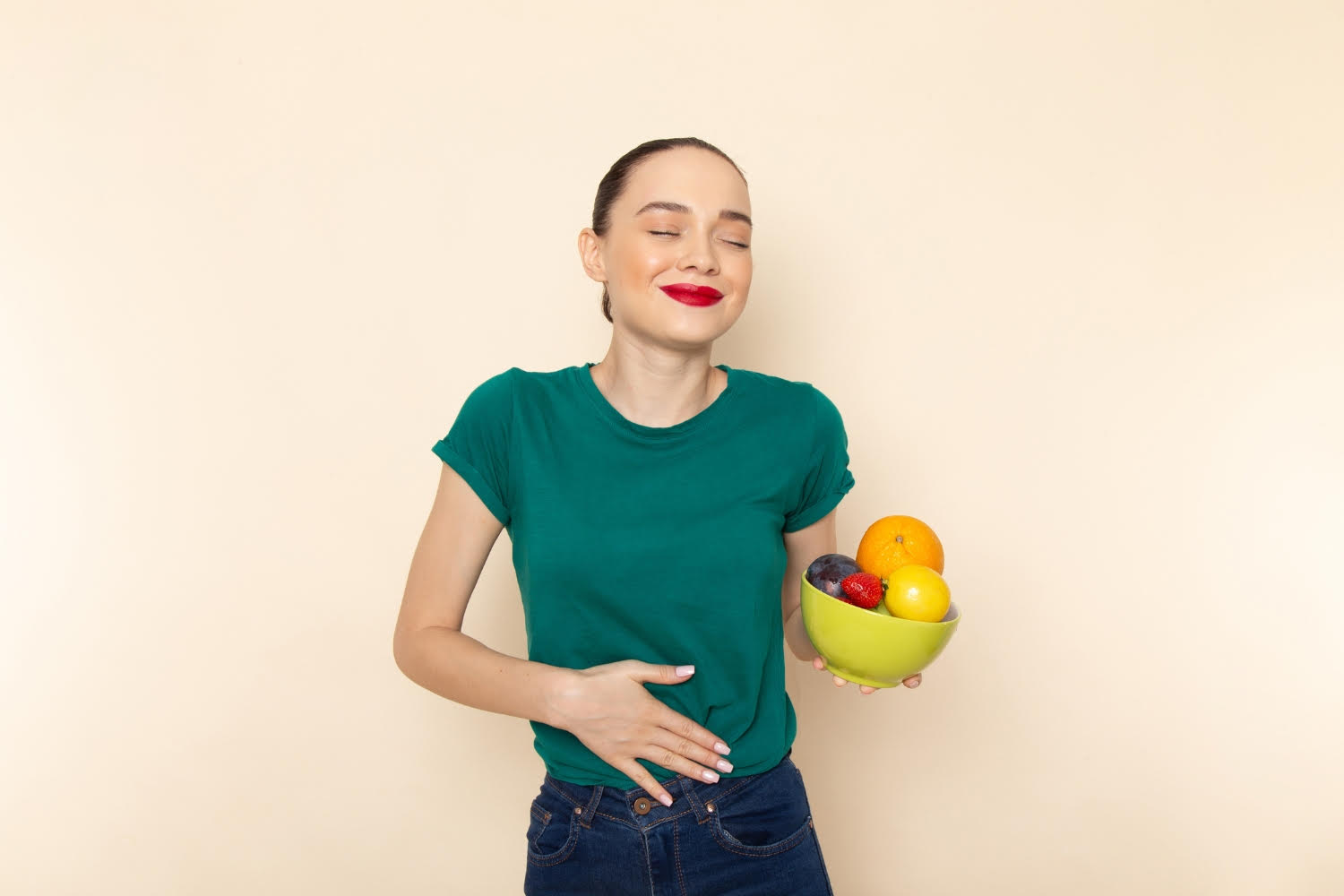 Ilustrasi perempuan dengan makanan dietnya (Freepik) - Image