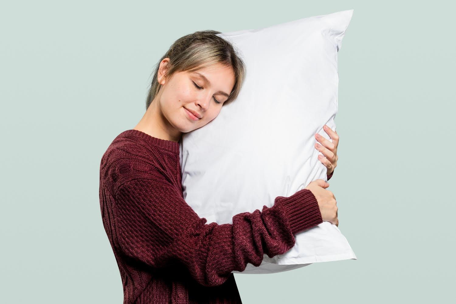 Ilustrasi perempuan memeluk bantal (Freepik) - Image