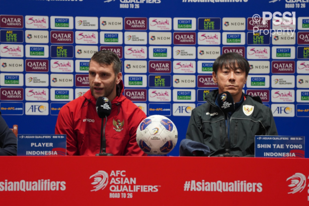 Kiper Timnas Indonesia Maarten Paes (kiri) bongkar alasan di balik rekor tak terkalahkan di putaran ketiga Kualifikasi Piala Dunia 2026 zona Asia. (Dok: PSSI) - Image