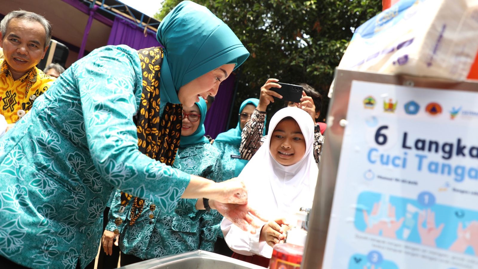 Pj Ketua TP PKK Jawa Tengah, Shinta Nana Sudjana, dalam peringatan Hari Cuci Tangan Pakai Sabun (CPTS) Sedunia tingkat Provinsi Jawa Tengah. (Istimewa) - Image