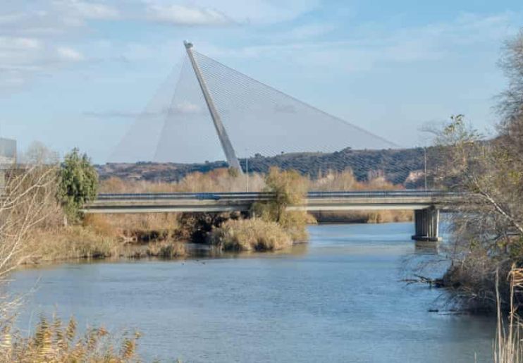 Seorang pria jatuh hingga tewas ketika mencoba memanjat jembatan di Spanyol. (The Guardian by Vali Lung/Alamy) - Image