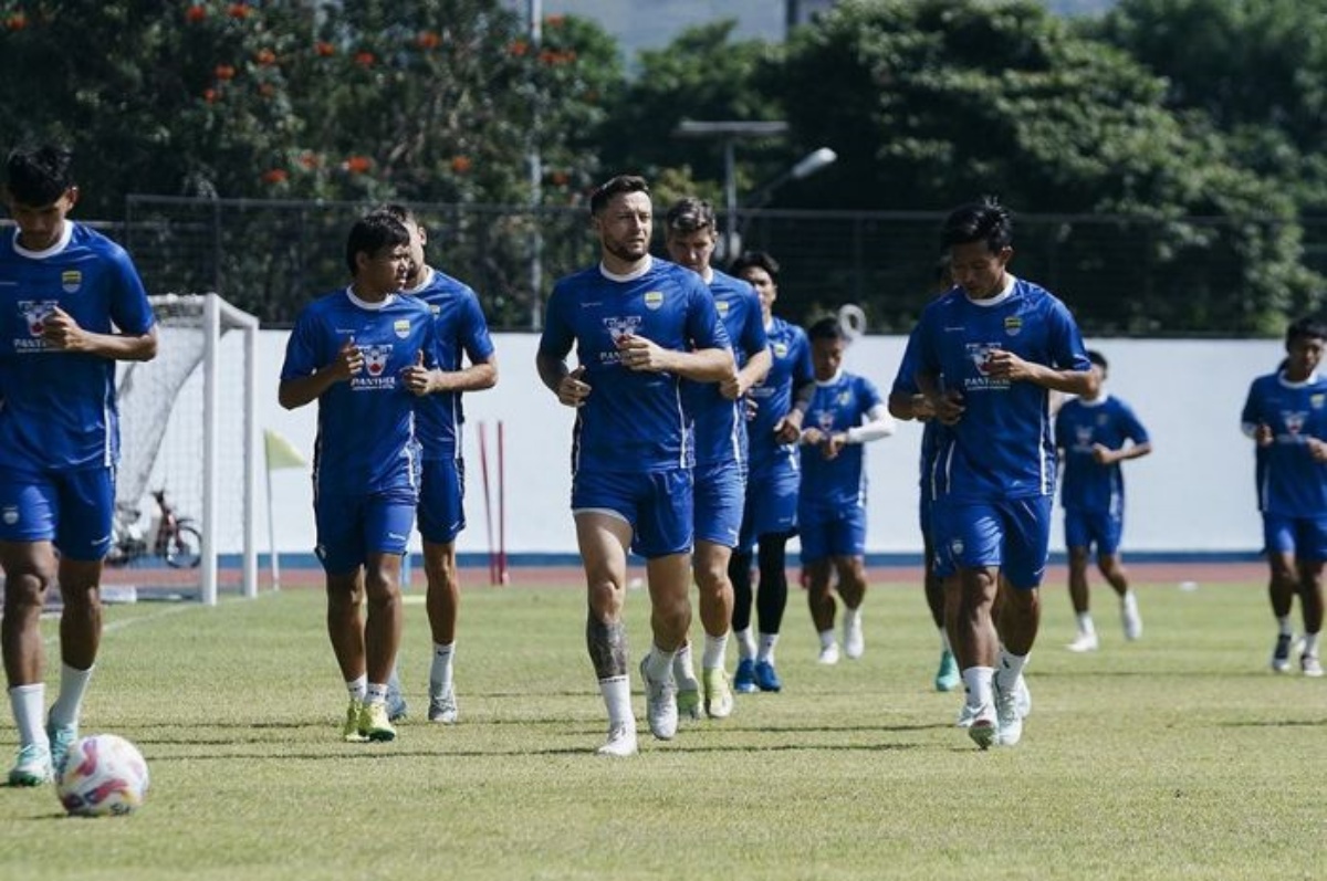 Beberapa pemain kunci Persib Bandung masih diragukan tampil hadapi Persebaya Surabaya, keuntungan besar untuk Green Force? (Instagram/@persib) - Image