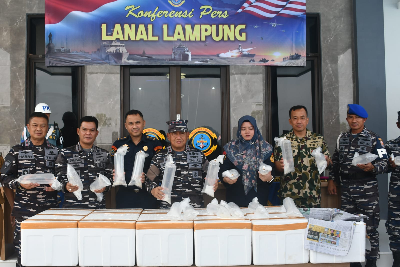 Panglima Koarmada I Laksamana Muda TNI Yoos Suryono Hadi dan jajaran Lanal Lampung mengungkap keberhasilan mereka menggagalkan penyelundupan ratusan ribu ekor benih lobster. (TNI AL) - Image