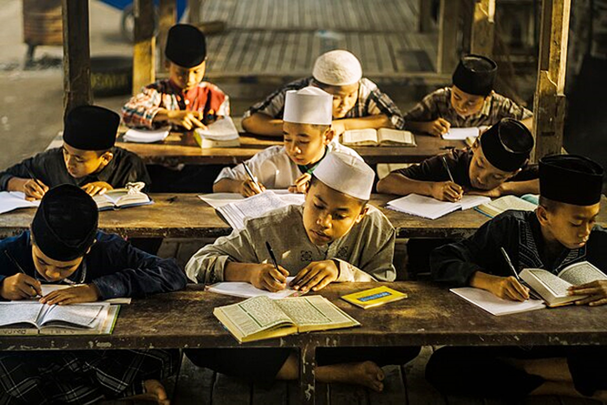 Para santri yang sedang belajar di Pesantren. (Foto: Wikipedia) - Image