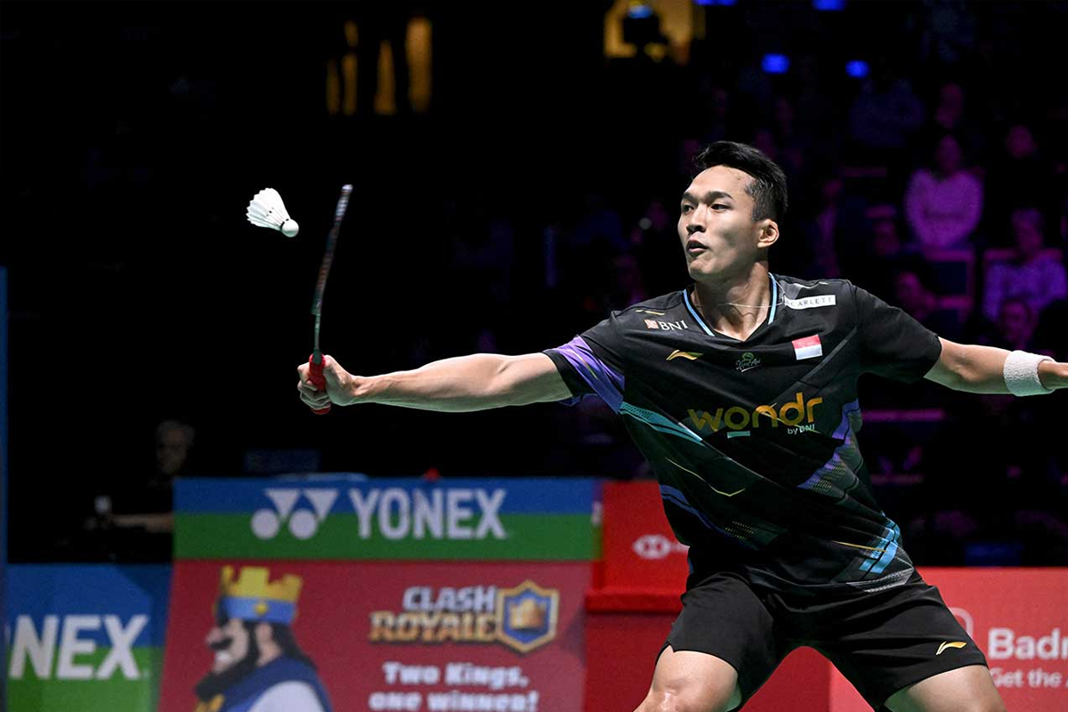 BENAHI NONTEKNIS: Jonatan Christie ketika menghadapi Chou Tien Chen di final Arctic Open pada Minggu (13/10) lalu. (ANTTI AIMO/AFP PHOTO) - Image