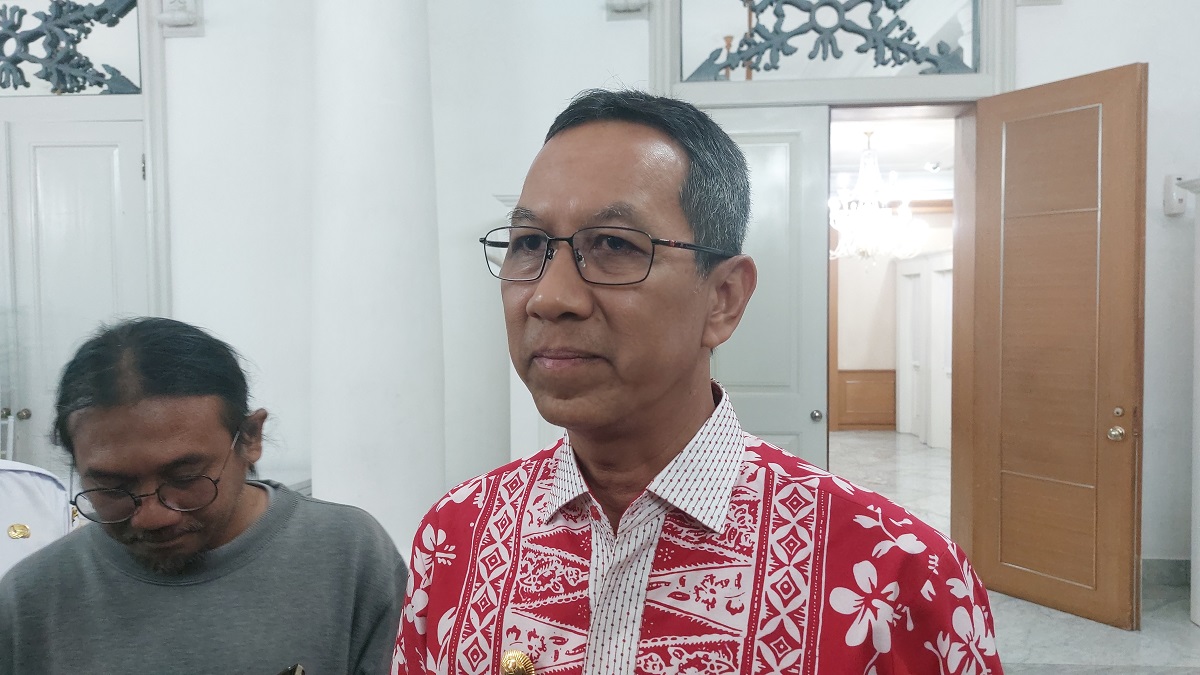 Pj Gubernur DKI Heru Budi Hartono memberikan keterangan di Balai Kota DKI Jakarta, Rabu (16/10/2024). (Ryandi Zahdomo/JawaPos.com) - Image