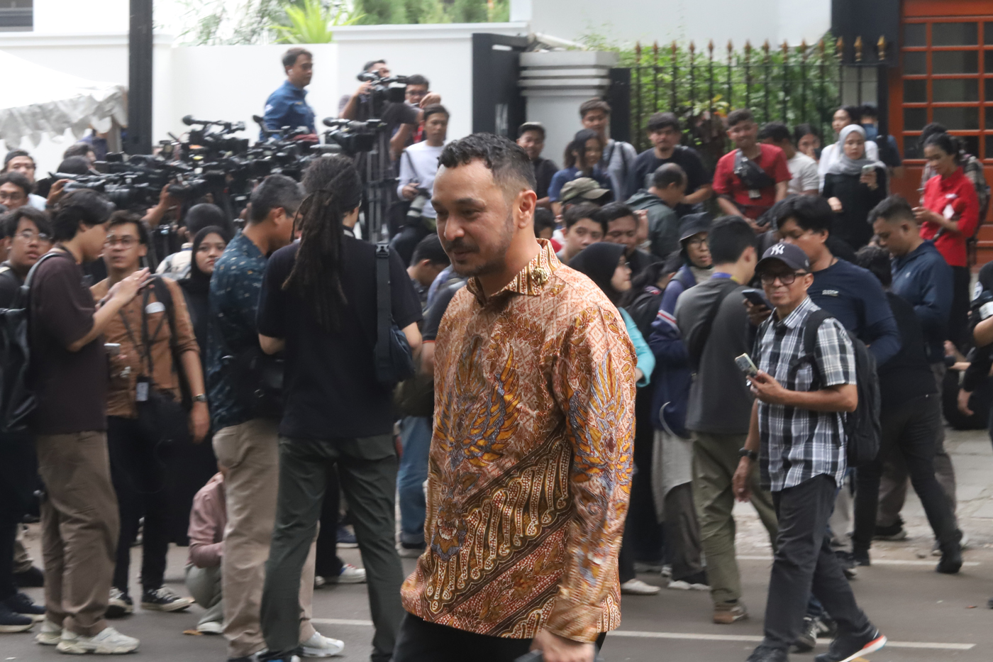 Politisi PSI Giring Ganesha menyapa wartawan setibanya di kediaman Presiden Terpilih Prabowo Subianto di Jalan Kertanegara, Jakarta Selatan, Selasa (15/10/2024). (Dery Ridwansah/ JawaPos.com) - Image