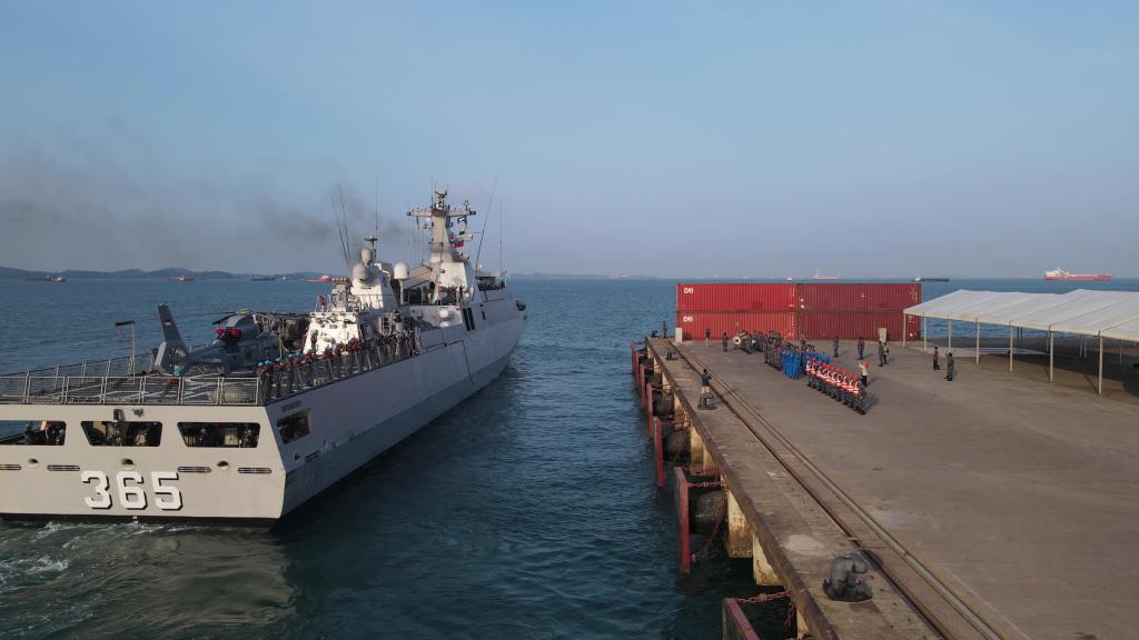 KRI Diponegoro-365 saat meninggalkan perairan Indonesia menuju Lebanon. (TNI AL) - Image