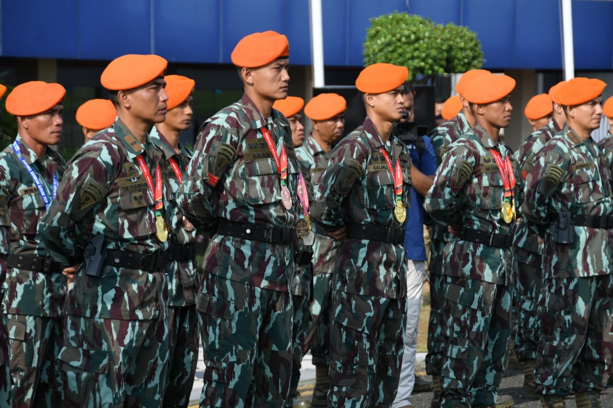 Para prajurit Kopasgat menerima penghargaan dari KSAU Marsekal TNI Tonny Harjono. (Foto: Dispenau) - Image