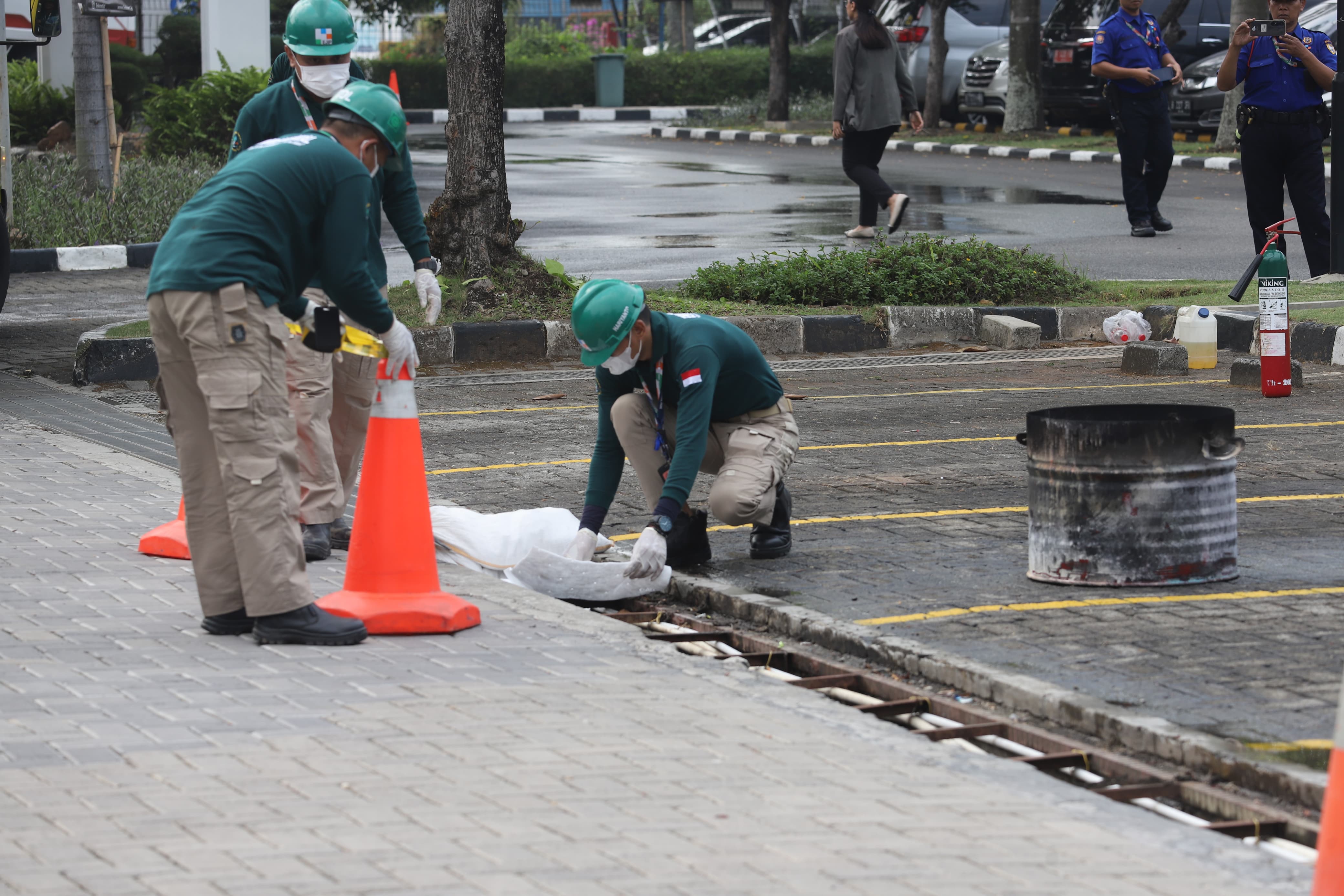 SIMULASI: Petugas melokalisir limbah B3 akibat kebakaran yang terjadi di kawasan industri. (Istimewa) - Image