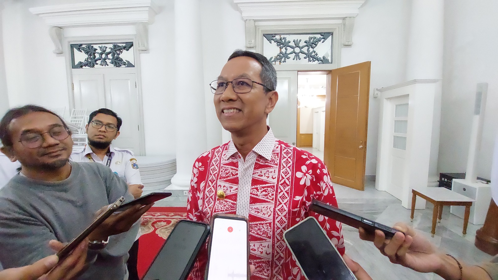 Pj Gubernur DKI Heru Budi Hartono memberikan keterangan di Balai Kota DKI Jakarta, Rabu (16/10/2024). (Ryandi Zahdomo/JawaPos.com) - Image