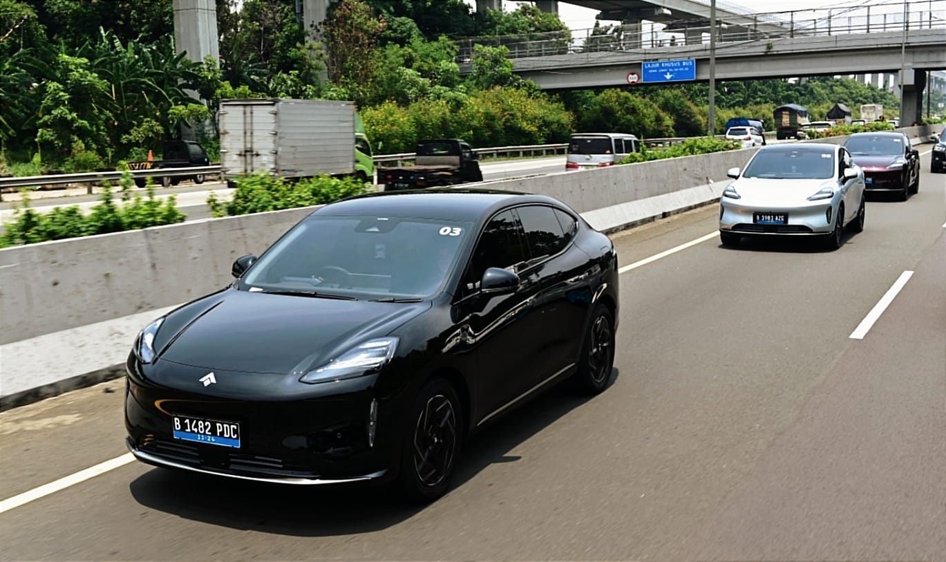 Barisan SUV listrik AION Hyptec HT melintas di ruas tol Jagorawi dalam media test drive dari Jakarta ke Bogor. (Foto-foto: Istimewa) - Image