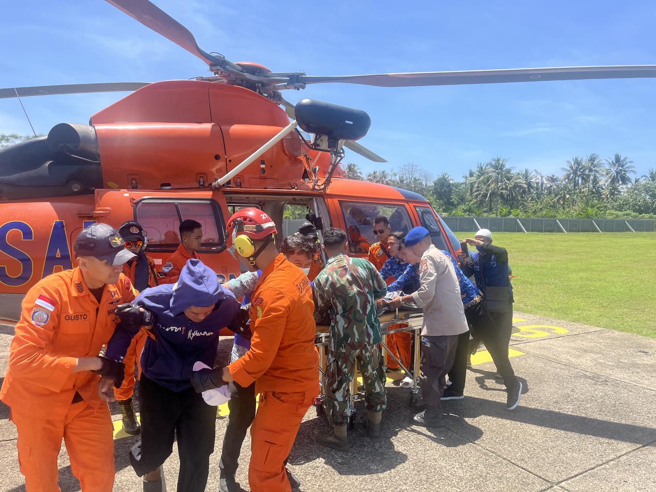 Tim SAR Gabungan evakuasi puluhan warga yang terjebak di dermaga milik bekas perusahaan tambang pasir pada Kamis (17/10). (basarnas) - Image