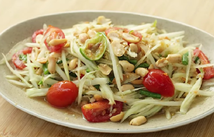 Resep Som Tam Khas Thailand yang Viral. (YouTube Devina Hermawan) - Image