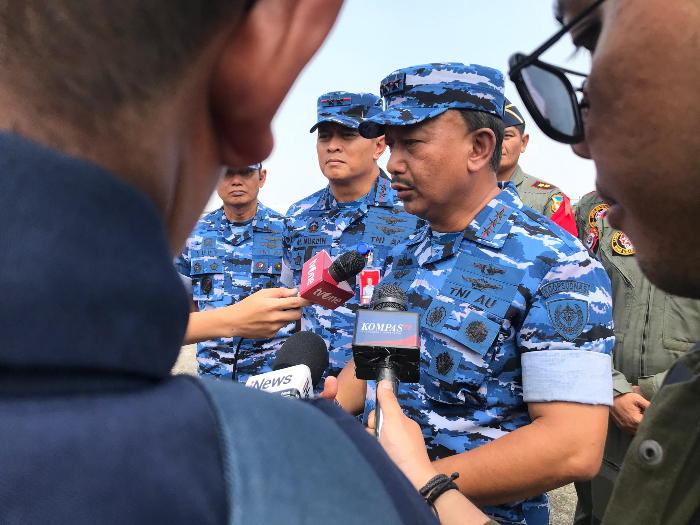 Pangkoopsudnas Marsekal Madya TNI Tedi Rizalihadi memeriksa pasukan dan alutsista untuk pengamanan VVIP dalam pelantikan presiden dan wakil presiden. (Syahrul Yunizar/JawaPos.com) - Image