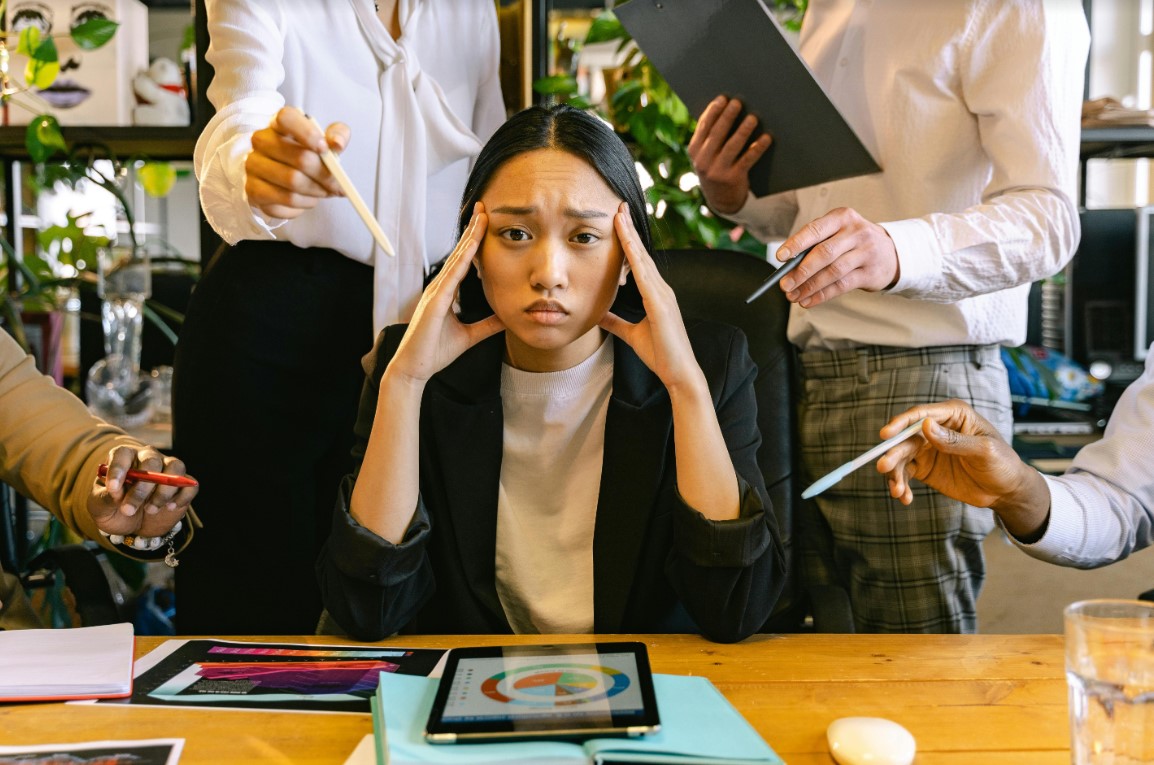 Ilustrasi orang yang multitasking (Antoni Shkraba/pexels.com) - Image