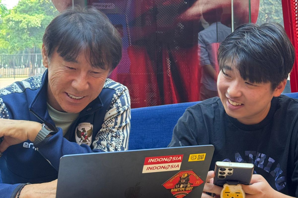 Shin Tae-yong bersama Jeje membaca dan menerima pertanyaan dari netizen Indonesia terkait Timnas Indonesia. (X/@TimnasIndonesia) - Image