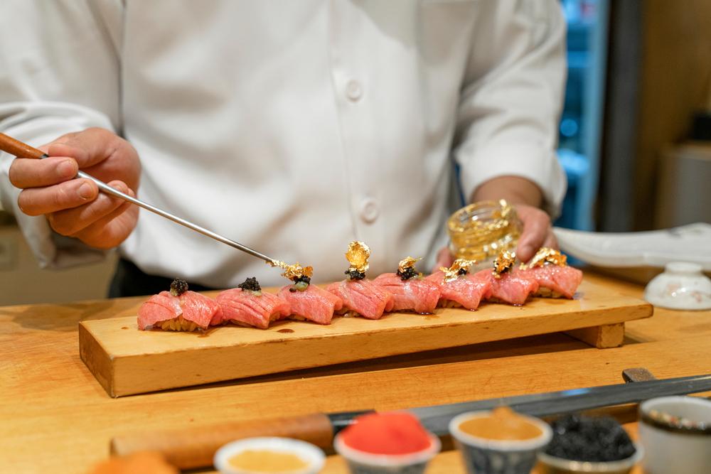 Ilustrasi: Chef membuat Sashimi, hidangan dari ikan mentah khas Jepang. (Traveloka) - Image