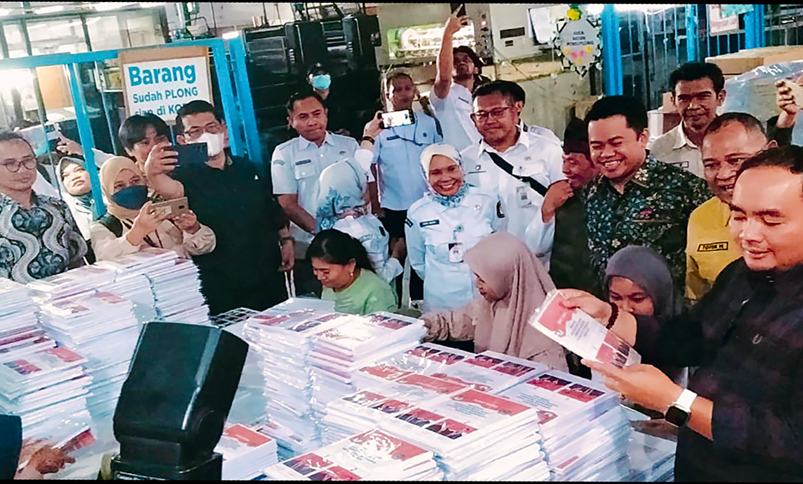 INSPEKSI: Ketua KPU RI M. Afifuddin (kanan) mengecek surat suara di percetakan PT Inpera Pratama Indonesia di Pandaan, Pasuruan, Kamis (17/10). (EKO HENDRI SAIFUL/JAWA POS) - Image