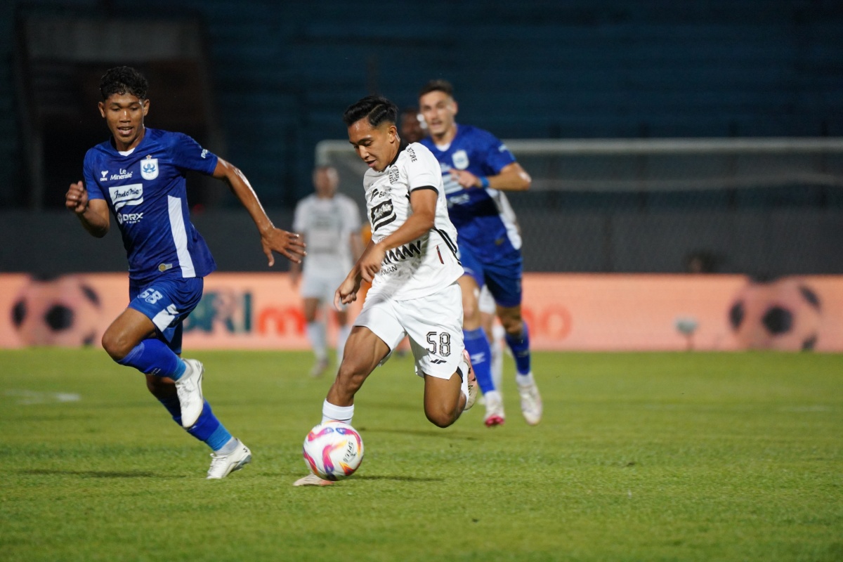 Rayhan Hannan (kanan) saat beraksi bersama Persija Jakarta melawan PSIS Semarang. (Dok: Persija Jakarta) - Image