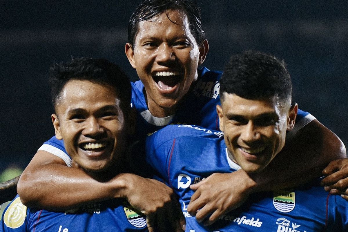 Dimas Drajad (kiri) jadi salah satu amunisi Persib Bandung yang dipantau khusus oleh Paul Munster untuk diwaspadai skuad Persebaya Surabaya. (Instagram/@persib) - Image