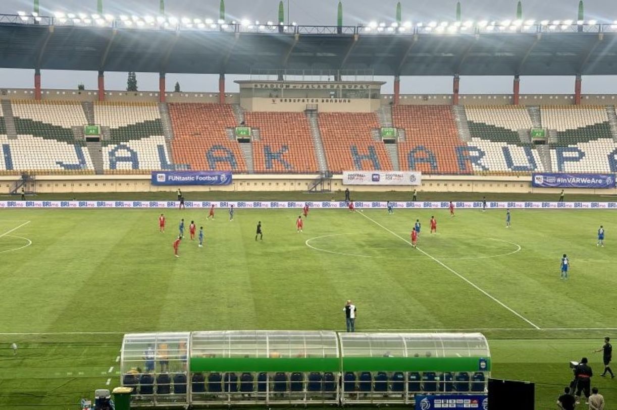 Pertandingan Persib Bandung kontra Persebaya Surabaya pada lanjutan Liga 1 2024/2025 di Stadion di Jalak Harupat, Kabupaten Bandung, Jumat (18/10). (Rubby Jovan/Antara) - Image