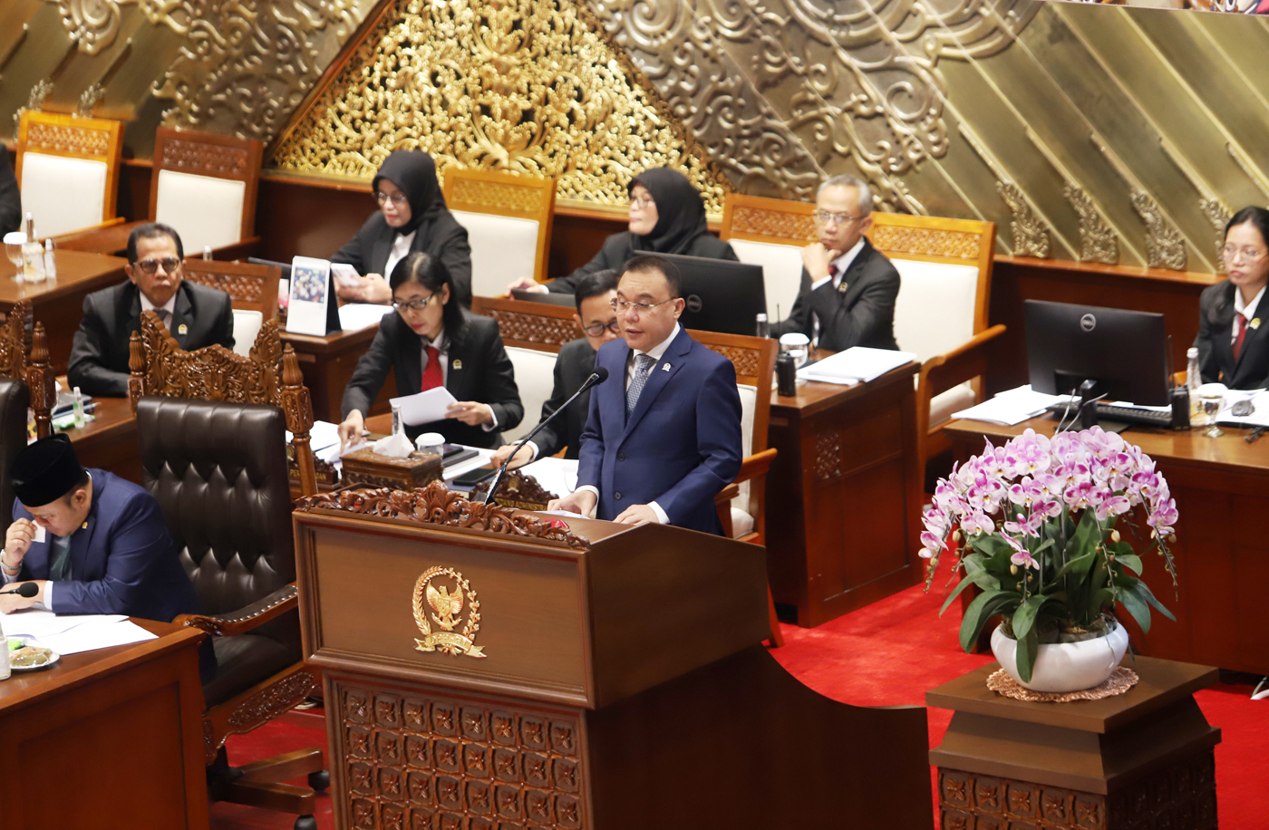 Wakil Ketua DPR Sufmi Dasco Ahmad memberikan laporan saat Rapat Paripurna Ke-4 DPR RI Masa Persidangan I Tahun Sidang 2024-2025 di kompleks Parlemen, Senayan, Jakarta, Kamis (17/10/2024). (Dery Ridwansah/ JawaPos.com) - Image