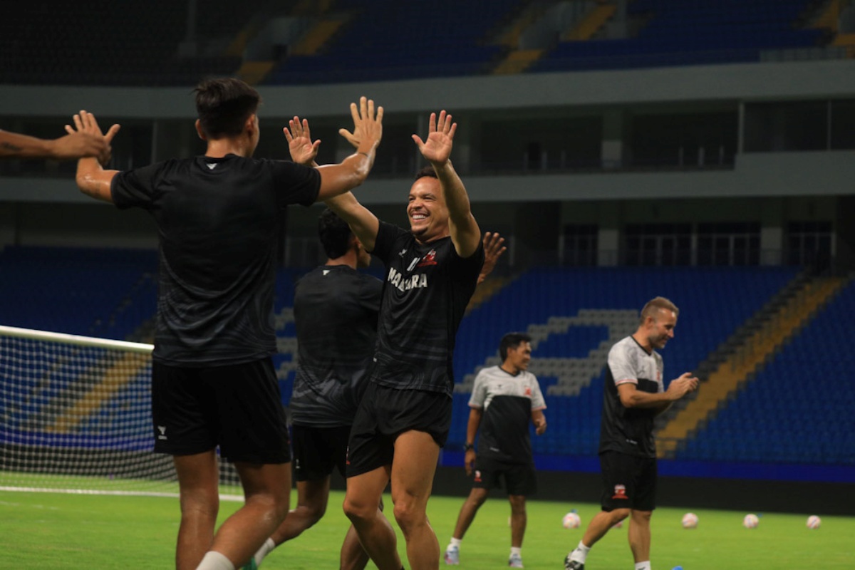 Lulinha (kanan) saat menggelar latihan bersama Madura United. Laskar Sape Kerrab siap menghadapi PSM Makassar di Stadion Batakan, Jumat (18/10) malam. (LIB) - Image