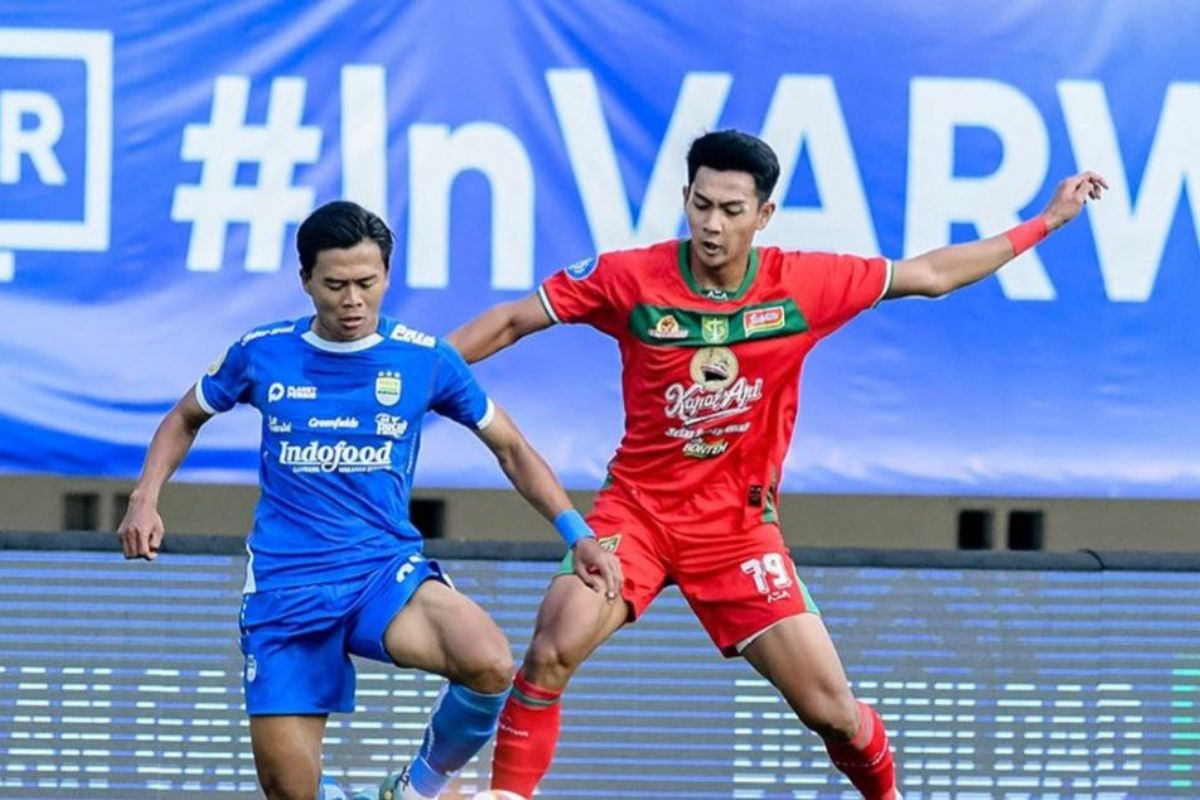 Malik Risaldi (kanan) gagal berikan kemenangan untuk Persebaya Surabaya. (Media Persebaya) - Image