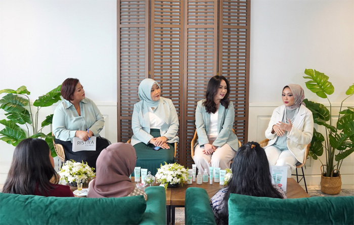 Diah Setyorini, Chief Commercial Officer Emerging Business Kino Indonesia (kedua dari kini) bersama tim Ristra Clinic dalam acara Media Discussion di Ristra Clinic Jakarta/Dok.Istimewa. - Image