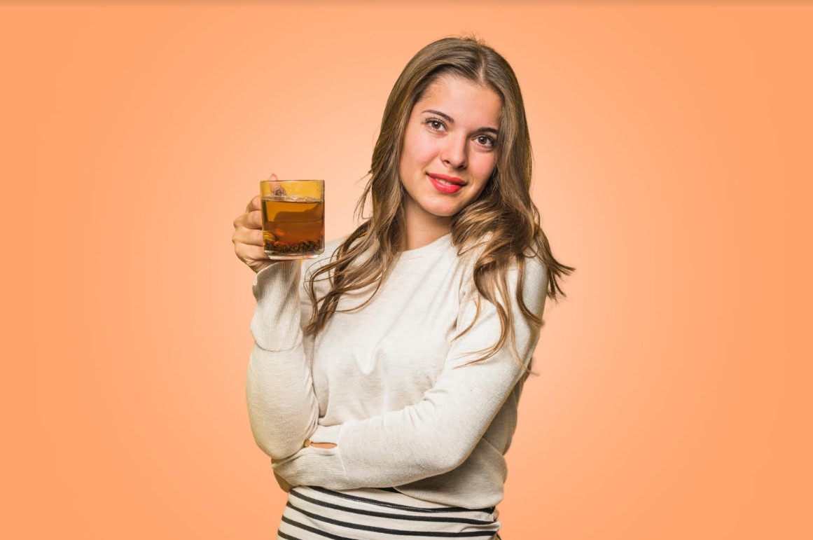 Ilustrasi minum air jahe hangat (Freepik) - Image