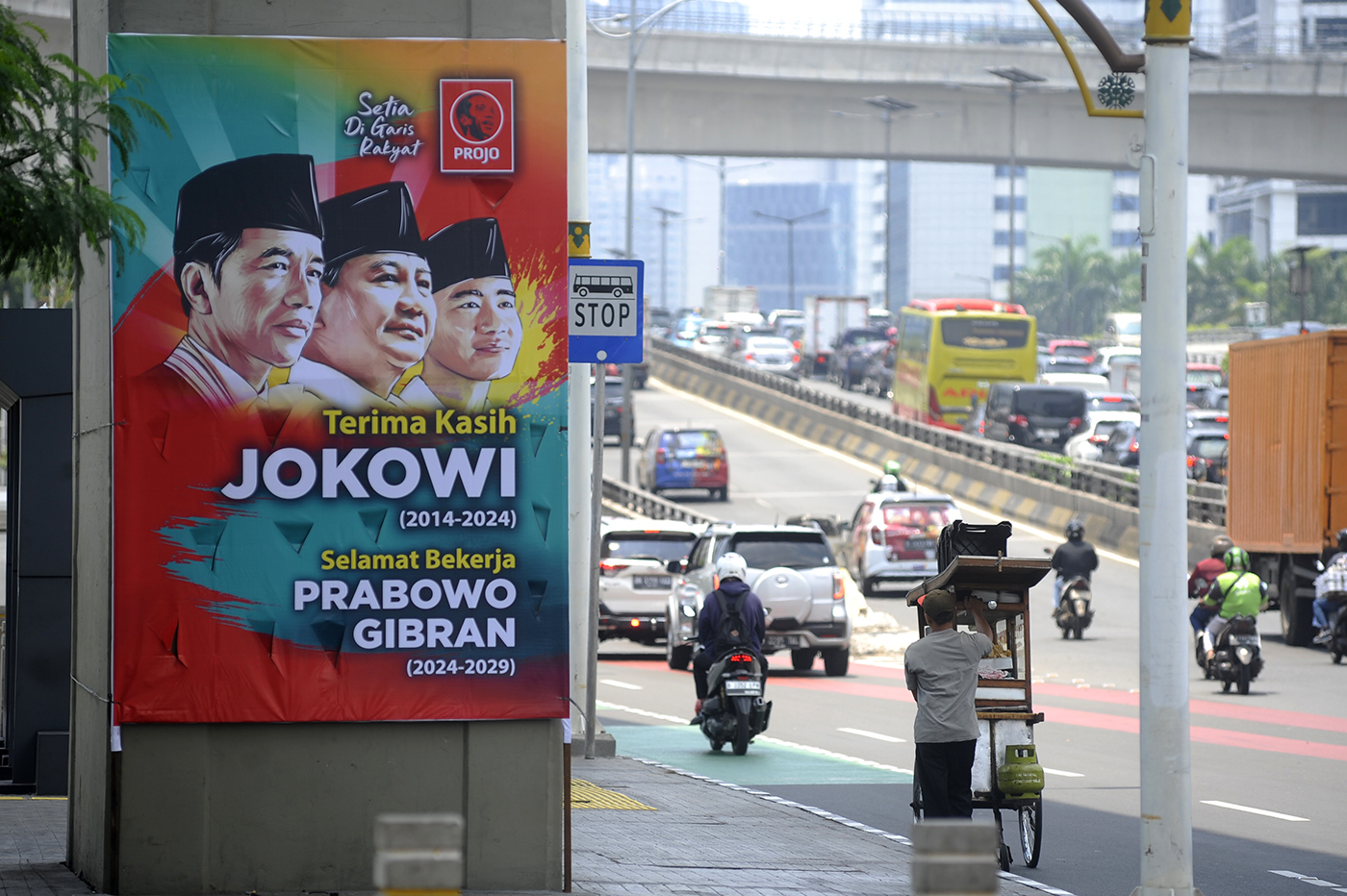 Spanduk bertuliskan ucapan terima kasih Jokowi, selamat bekerja Prabowo-Gibran di Jakarta. (Dery Ridwansah/ JawaPos.com) - Image