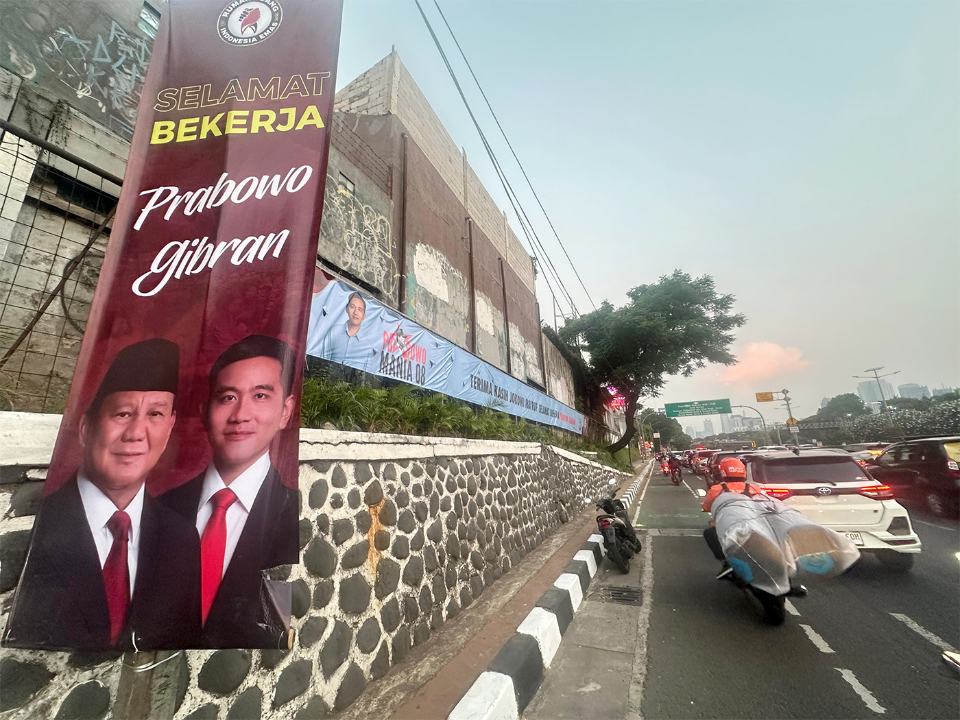 Spanduk bertuliskan ucapan terima kasih Jokowi, selamat bekerja Prabowo-Gibran di Jakarta. (Dery Ridwansah/ JawaPos.com) - Image