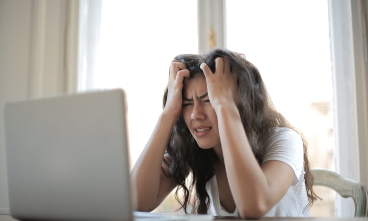 Ilustrasi orang yang terlihat stres.(Pexels/Andrea Piacquadio) - Image