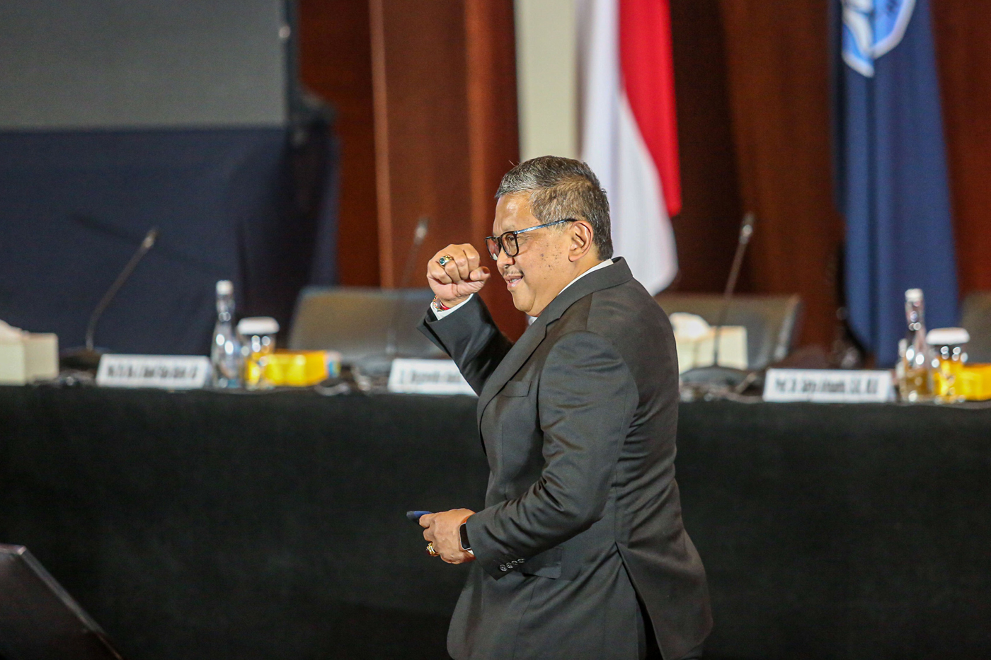 Sekretaris Jenderal PDI Perjuangan Hasto Kristiyanto saat sidang promosi doktor Sekolah Kajian Strategic dan Global (SKSG) Universitas Indonesia di Balai Sidang Universitas Indonesia, Depok, Jawa Barat, Jumat (18/10/2024). (Miftahul Hayat/Jawa Pos) - Image