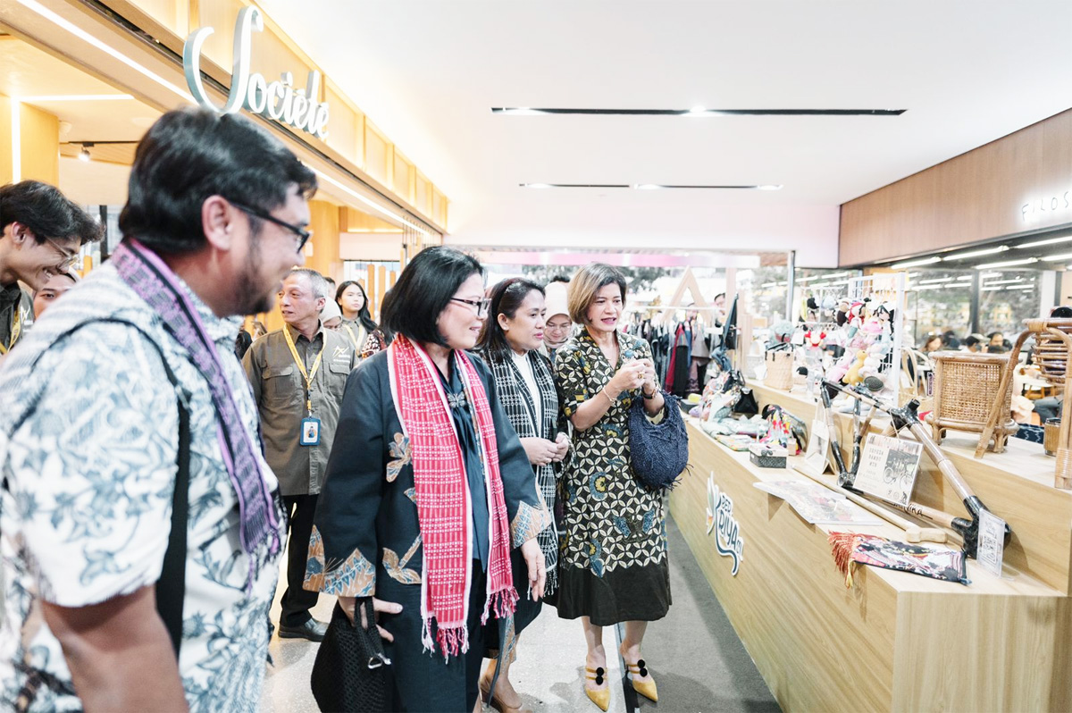 Komisaris Utama PT Pegadaian sekaligus Staf Ahli Bidang Keuangan dan Pengembangan UMKM Kementerian BUMN, Loto Srinaita Ginting saat mengunjungi salah satu booth pada bazaar UMKM BerKRIYAsi. (Istimewa) - Image