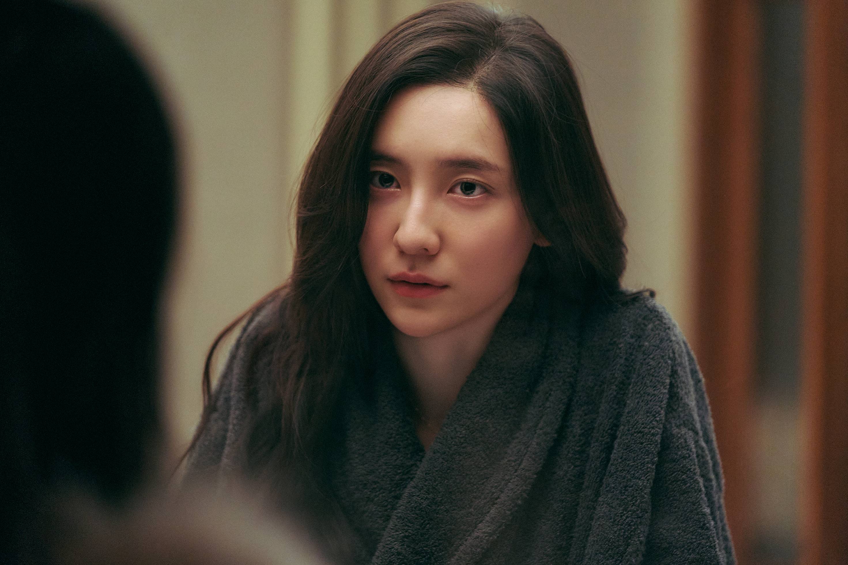 Park Ji Hyun digambarkan memiliki hubungan menegangkan dengan tunangan seniornya, Su Yeon, yang merupakan pemimpin orchestra. (Soompi) - Image