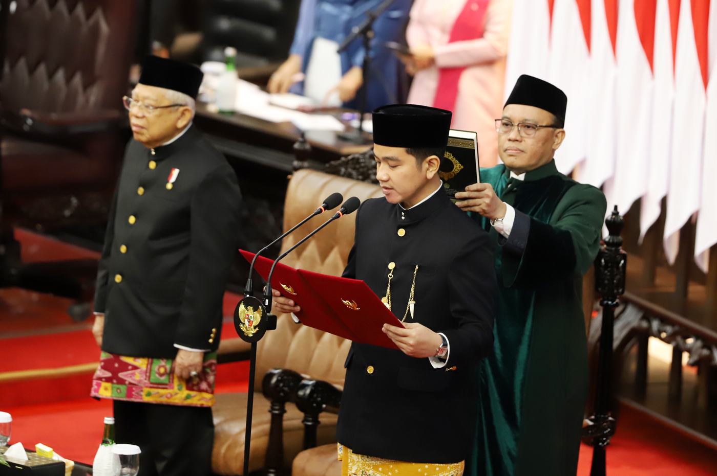 Wakil Presiden Gibran Rakabuming Raka mengucapkan sumpah jabatan dalam sidang paripurna MPR dengan agenda pelantikan Presiden dan Wakil Presiden Republik Indonesia masa bakti 2024-2029 di Gedung Nusantara, Kompleks Parlemen, Senayan, Jakarta, Minggu (20/1 - Image