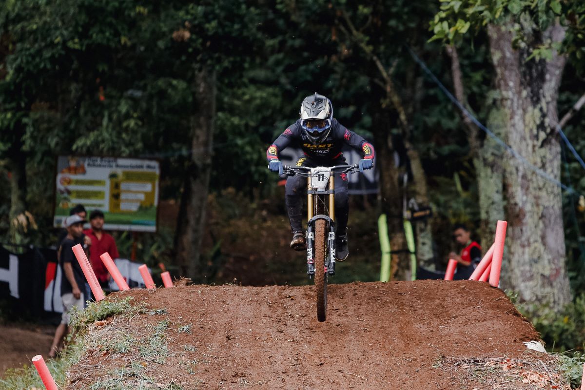 Rendy Varera Sanjaya dari Dayu Racing Team memenangi 76 Indonesian Downhill 2024 seri kedua di Ternadi Bike Park, Kudus. (Istimewa) - Image